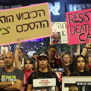 gazzede ateskes ve esir takasi isteyen israilliler televizyon kanalini basti AVQBCZE3