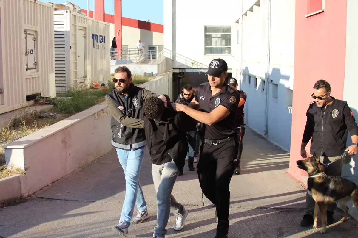 baygaralar suc orgutune baskin 106 gozalti E5YMTCBX.jpg