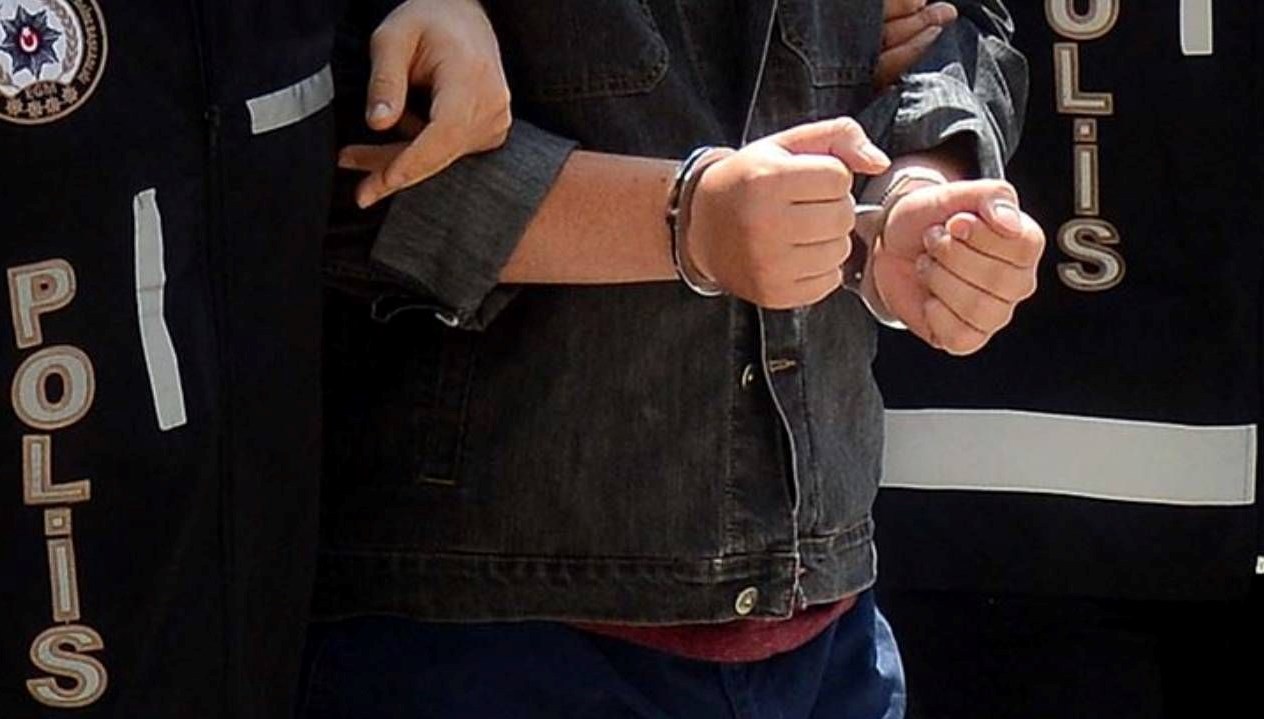 elindeki posetten silahlar cikti tutuklandi Pr7mqEvu.jpg