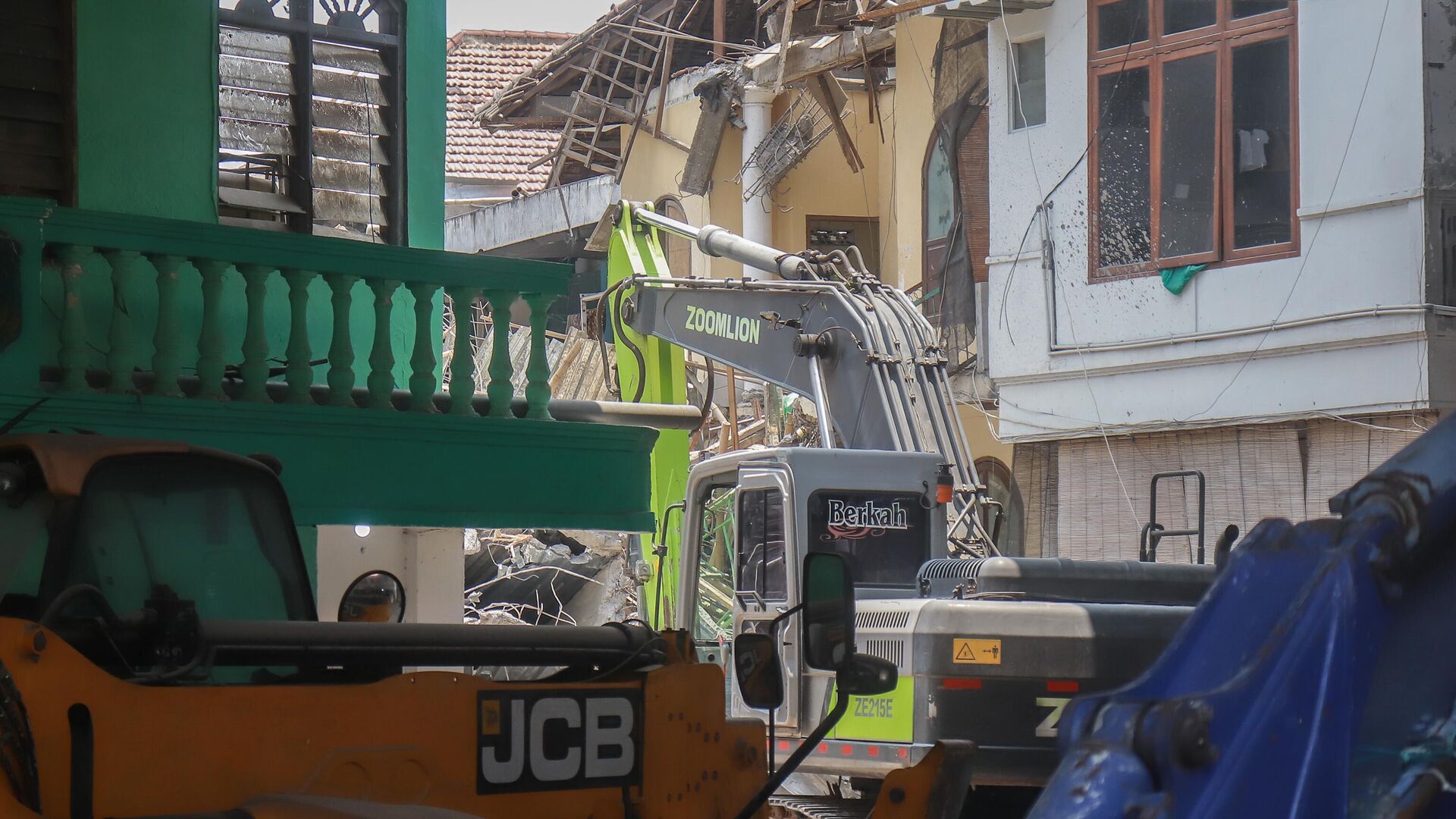 endonezyada kacak kat cikilan okul binasi coktu hayatini kaybeden ogrenci sayisi 63e yukseldi b3TP2HYb