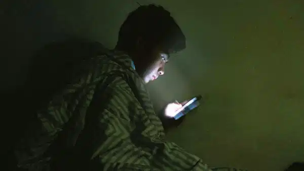 gece telefona bakanlar dikkat sessizce cokertiyor hjJnjNWU.jpg