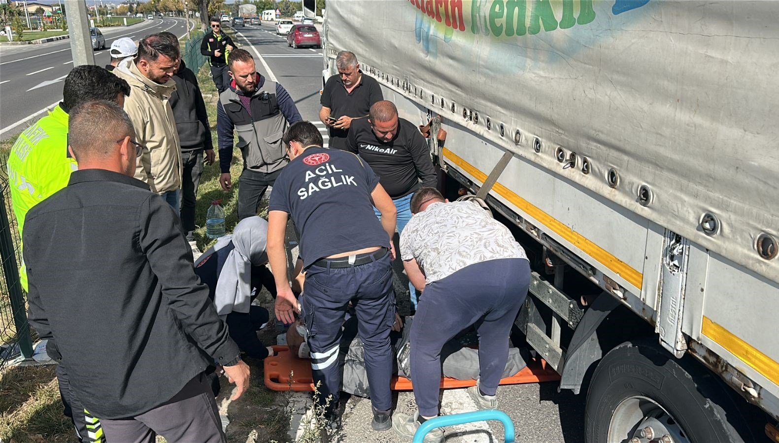 karsiya gecmek isteyen yasli adama tir carpti jcAyGsuR.jpg