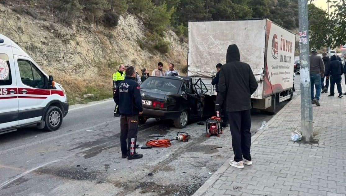 kusadasinda otomobil park halindeki kamyonete carpti bir olu dort yarali aORLvNPX.jpg