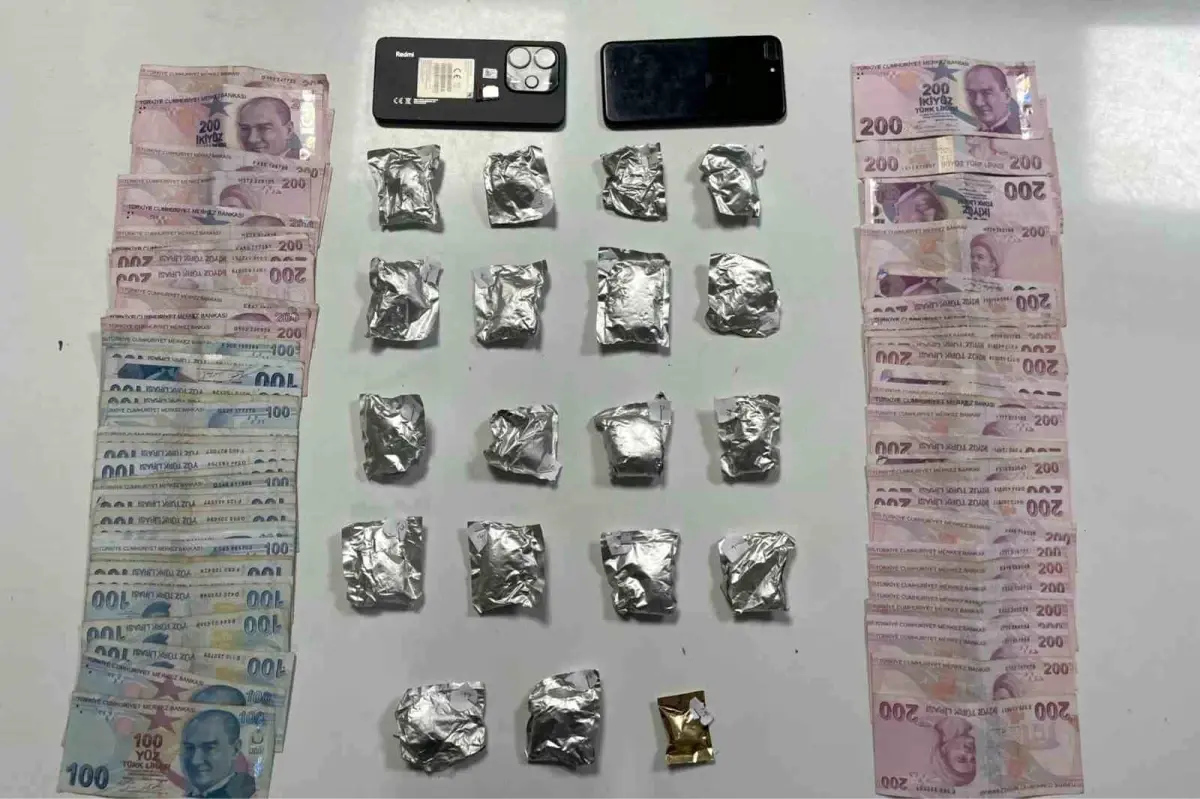 sislide polis uygulamasinda uyusturucu ve para ele gecirildi S12Puz7y.jpg