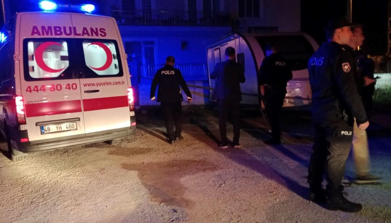 sokak ortasinda silahla basindan vurulmus halde bulundu E2xPT2kq.jpg