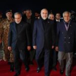 pakistandan-iki-heyete-farkli-kiyafet-MKpWHApI