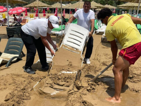 Alanyada plaja inenler gozlerine inanamadi dev dalgalar her seyi kuma gomdu p5Tvui9J