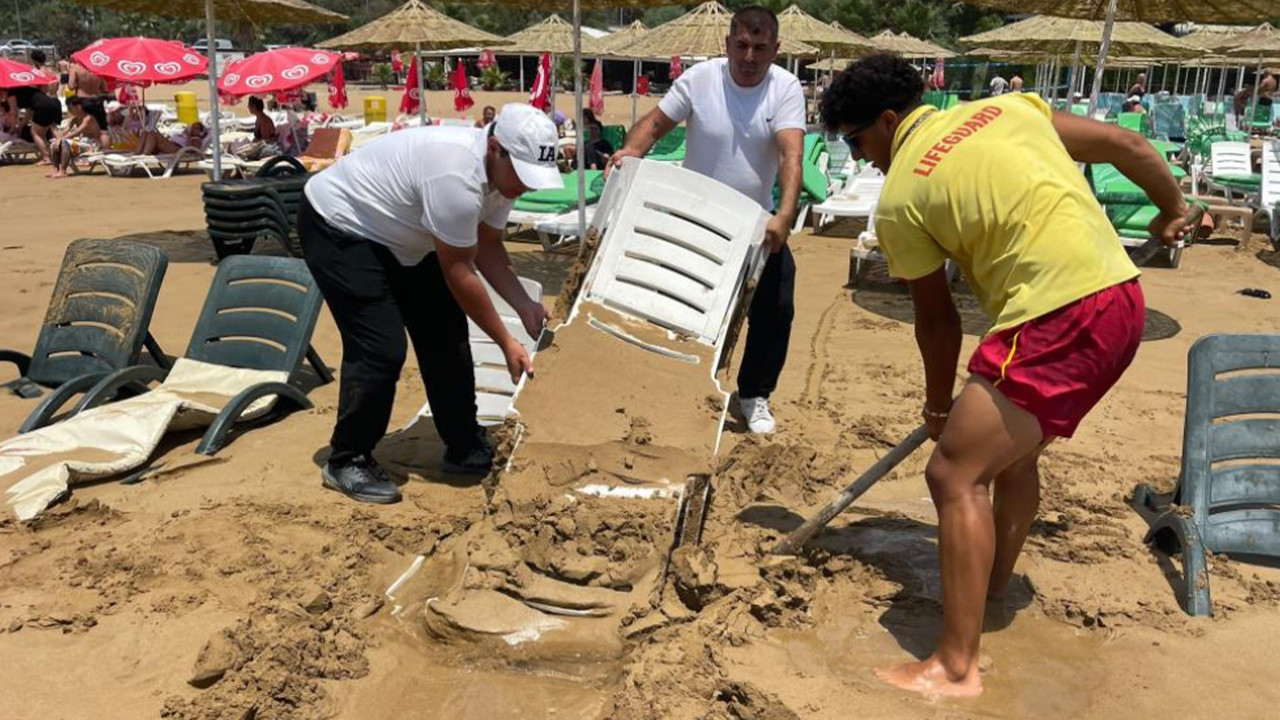 Alanyada plaja inenler gozlerine inanamadi dev dalgalar her seyi kuma gomdu p5Tvui9J