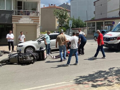 Samsunda motosiklet ile elektrikli bisiklet kaza yapti 2 yarali MASwkUS5